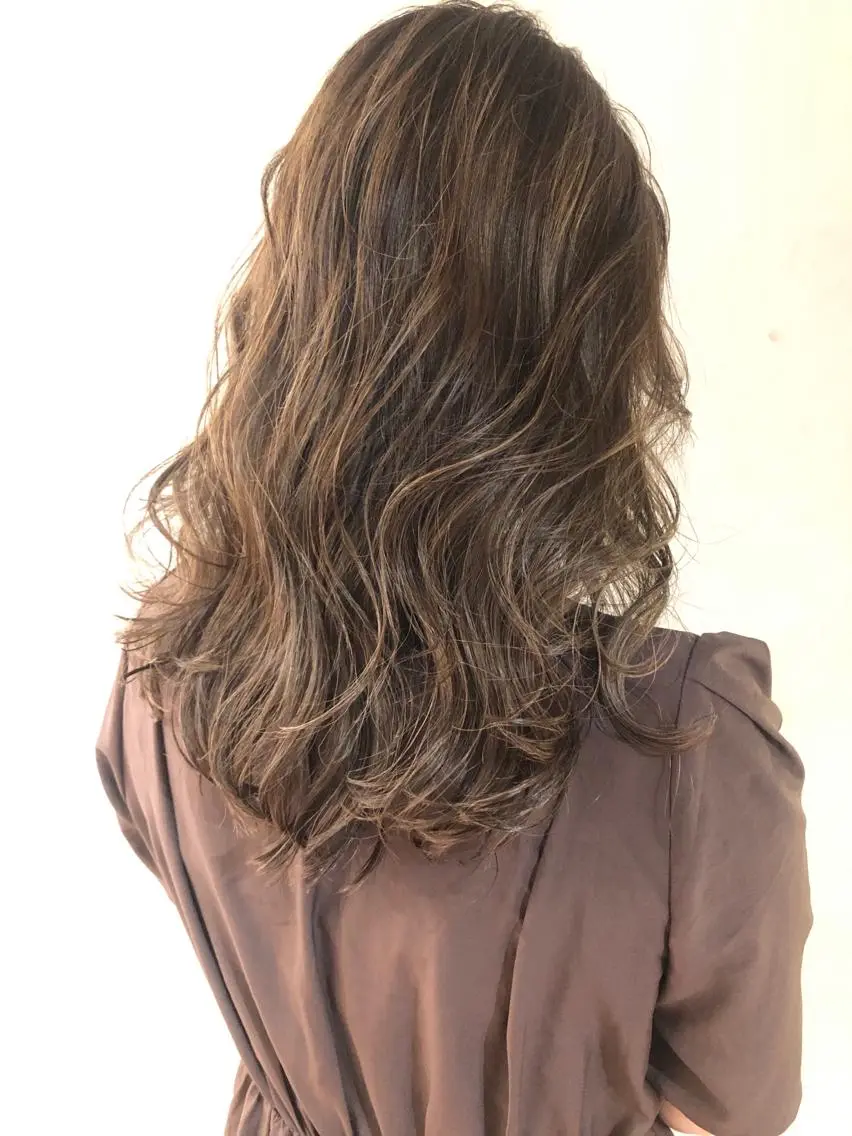 セミロング カラー ブラウンカラー グレージュ ハイライトカラー ハイライト カット ヘアカラー トリートメント 上品な大人レイヤー 🍀渋谷🍀濱口敬太のヘアスタイル