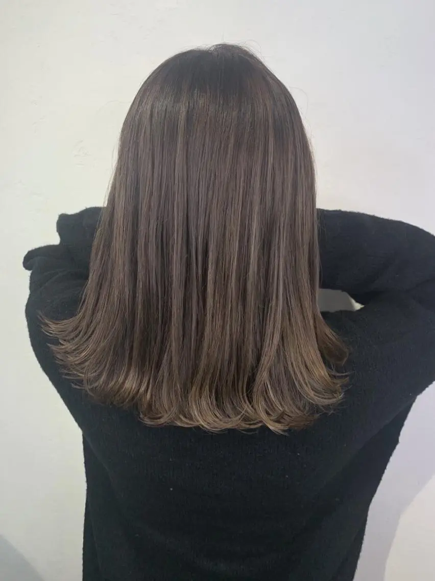 ミディアム ボブ 斜めバング 外国人風カラー 伸ばしかけ レイヤーカット ＿WHITE鳳店 アンダーバーホワイトのヘアスタイル