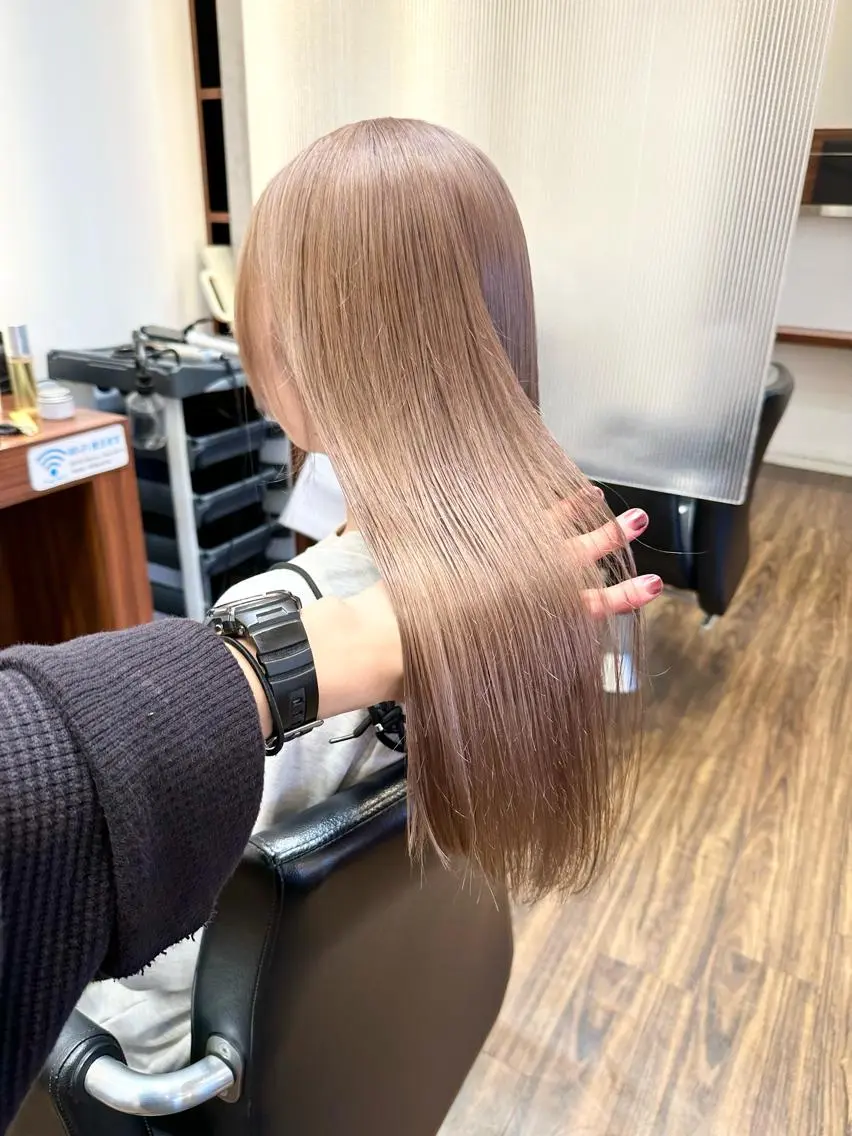 セミロング カラー ベージュカラー ミルクティーベージュ ヘアカラー トリートメント ダメージレスブリーチ HIROSHIのヘアスタイル