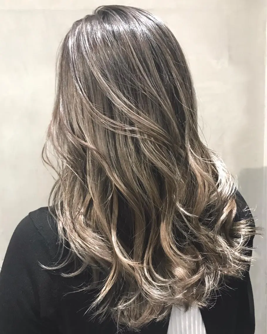 ロング カラー アッシュ ベージュカラー ブルーカラー グレージュ ハイトーンカラー ヘアカラー AKI アキのヘアスタイル