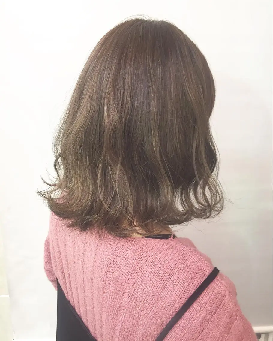 ミディアム アッシュ ハイライト カット ヘアカラー トリートメント 齋藤 咲のヘアスタイル