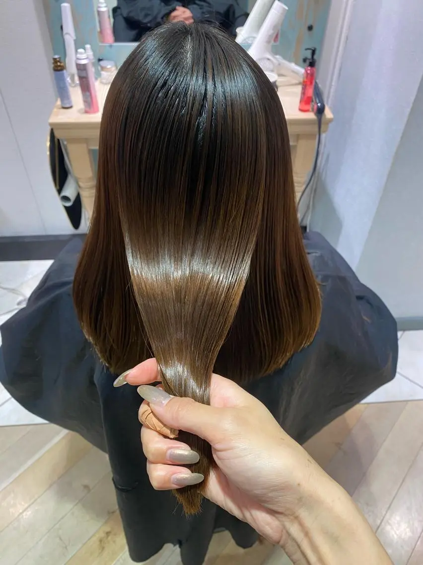 セミロング カット ヘアカラー 縮毛矯正 トリートメント 髪質改善 縮毛の達人 矢井由真のヘアスタイル