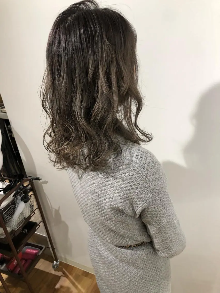 ミディアム カラー グラデーションカラー ブリーチ特化 梅田本多翔のヘアスタイル
