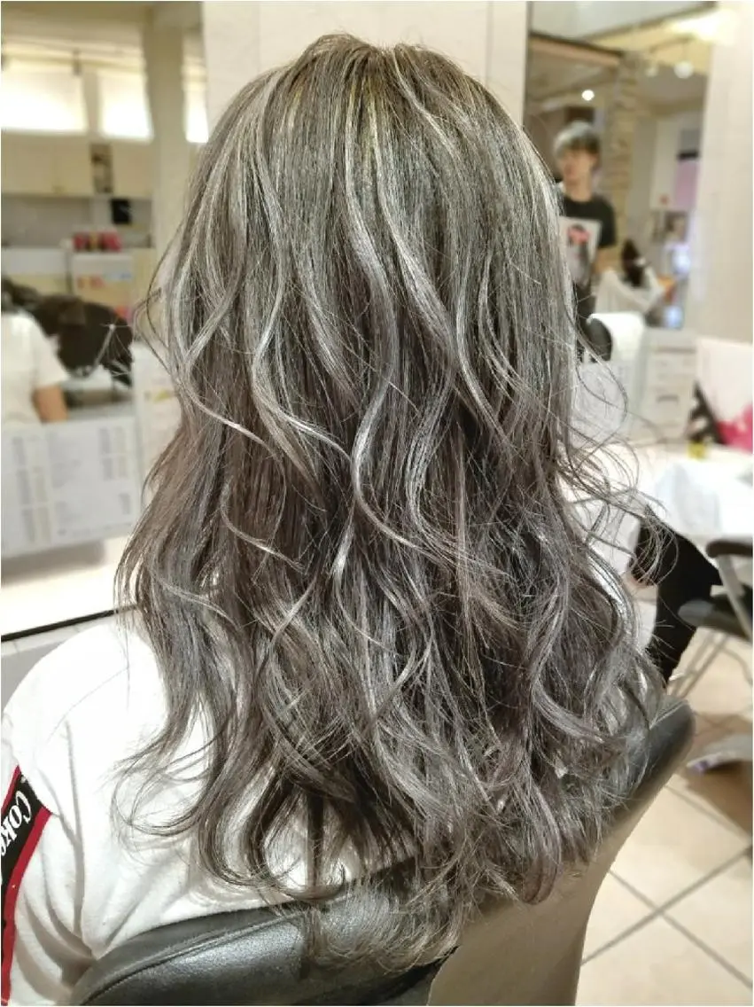 セミロング カラー ヘアアレンジ グレージュ ハイライトカラー ハイライト 【髪質改善美容師】t occa茨木篠原健太のヘアスタイル
