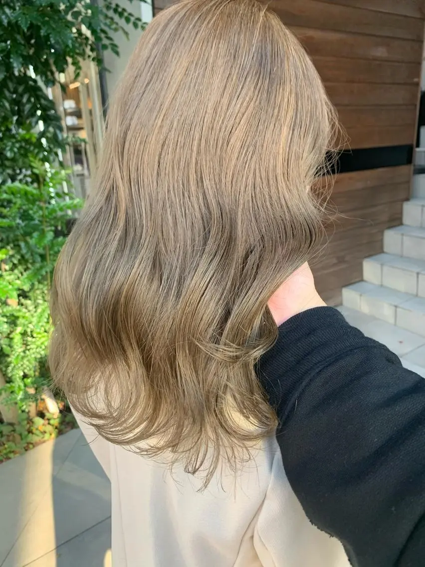 ロング カラー ネイル ハイトーンボブ 前田 表参道　グレージュのヘアスタイル