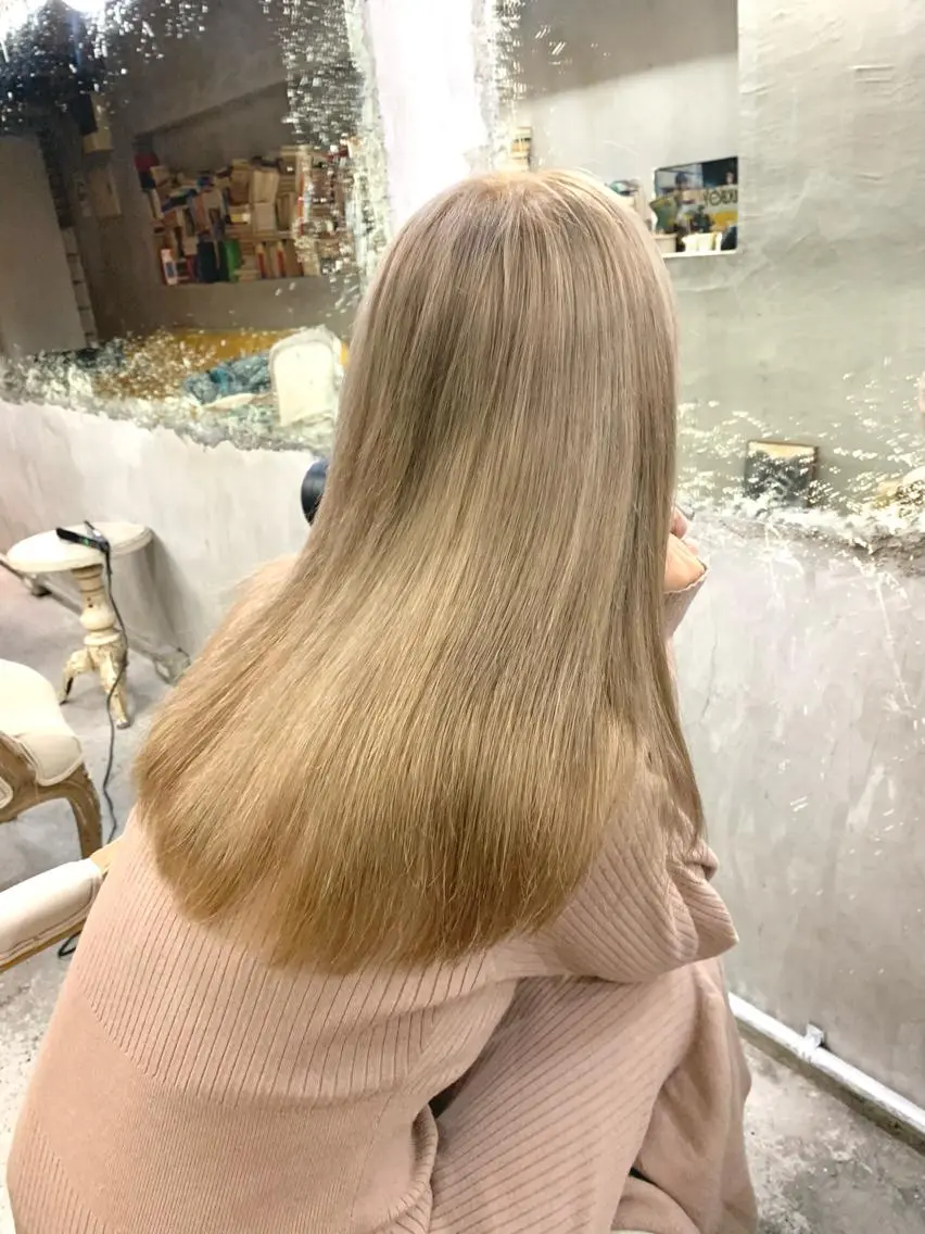 セミロング カラー ベージュカラー ハイトーンカラー ミルクティーベージュ 似合わせカラー🫶 小川千波のヘアスタイル