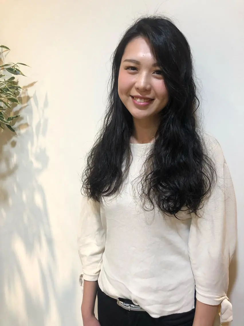 ロング パーマ MIOベージュカラー 柔らかいカラーのヘアスタイル