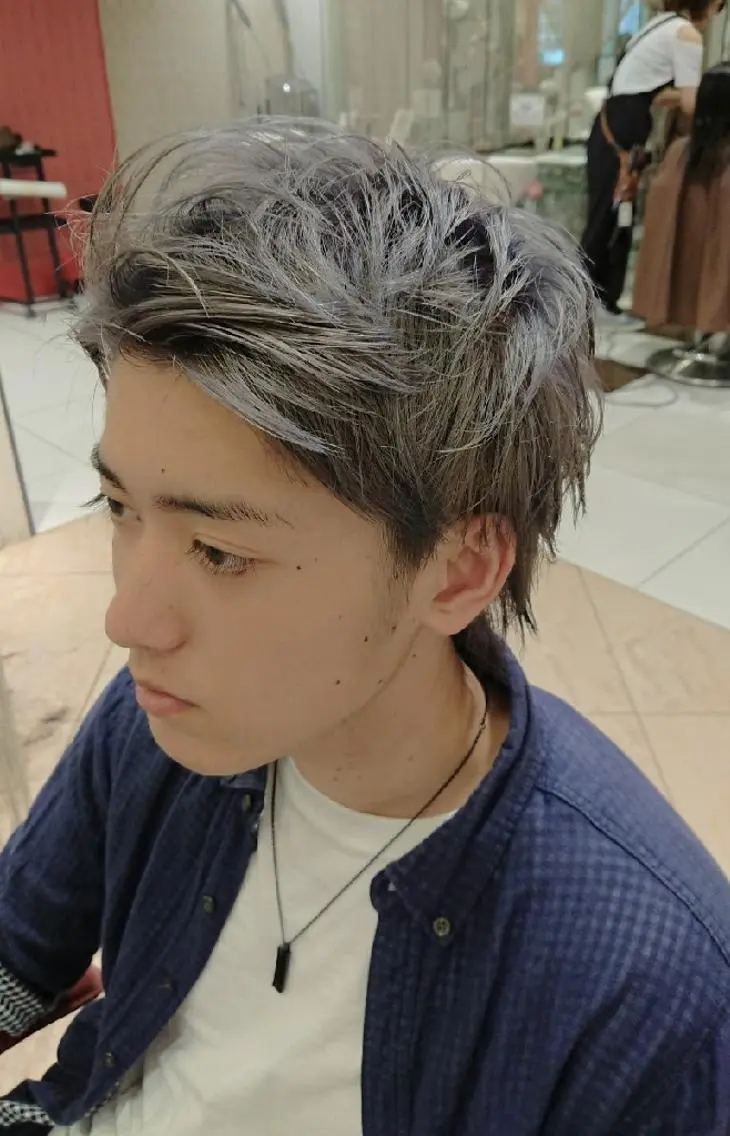 ショート カラー メンズ メンズブリーチ アッシュ ブリーチ シルバー シルバーアッシュ 秋山 幸太のヘアスタイル