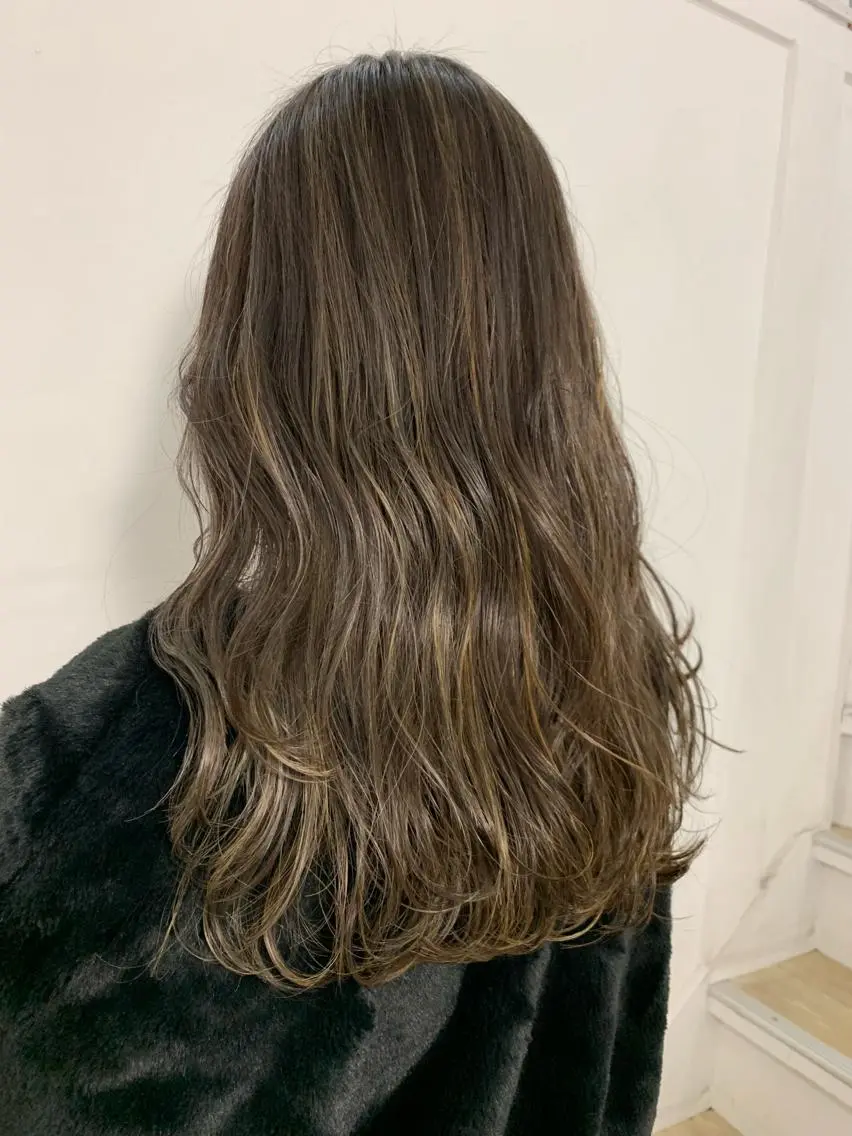 ミディアム カラー レイヤーカット 西村あきやのヘアスタイル