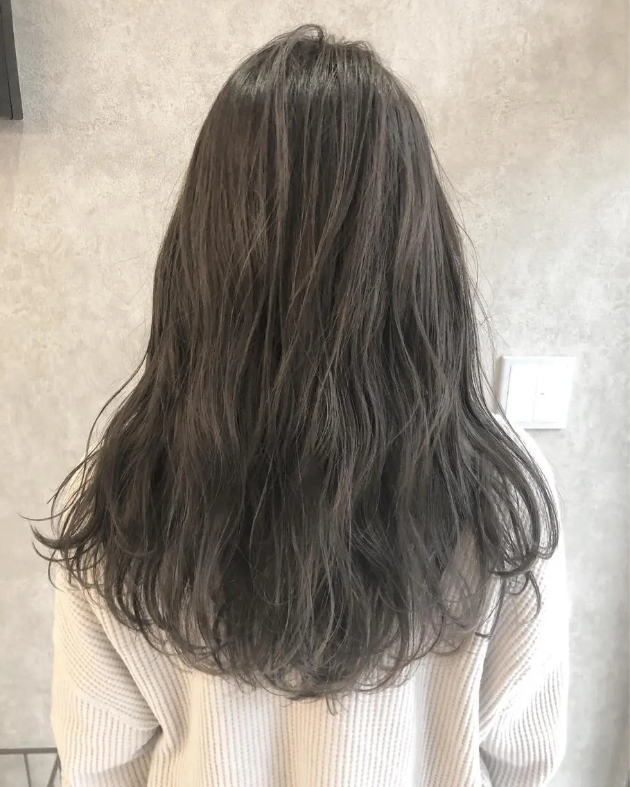 セミロング カラー 顔周りレイヤーカット ブリーチminamiのヘアスタイル