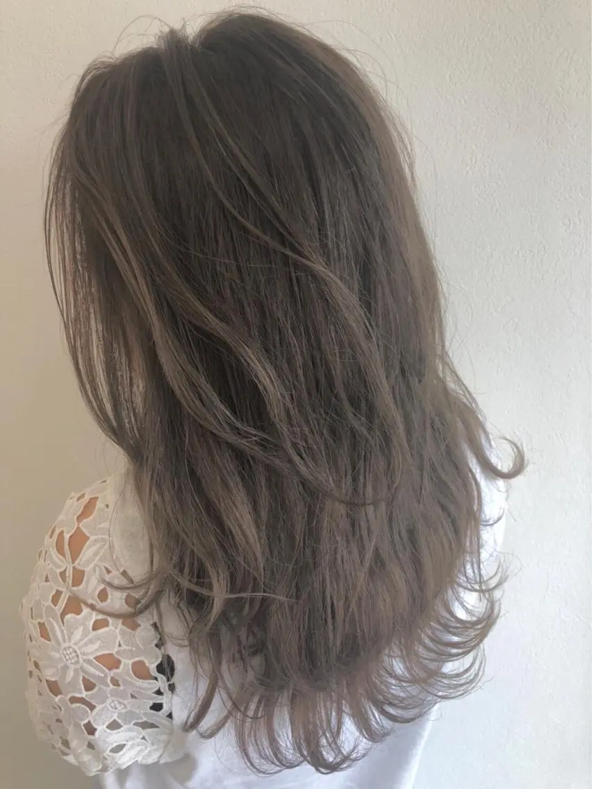 セミロング カラー ヘアアレンジ ブリーチ 透明感カラー ハイライトカラー ハイライト スズキ シオリのヘアスタイル