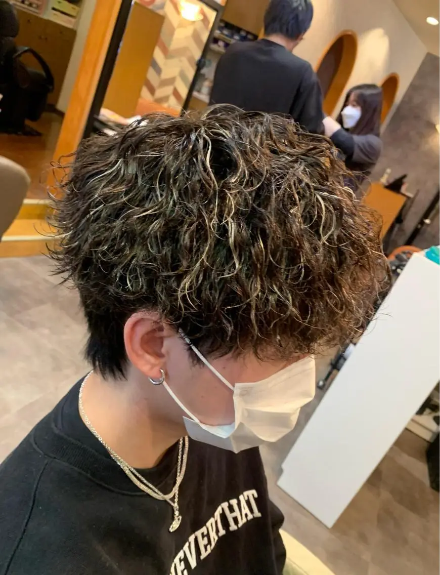 カラー パーマ メンズ メンズハイライト メンズメッシュ メンズパーマ 波巻きパーマ ハイライトカラー カット パーマ stylist 静音「LEON」のヘアスタイル