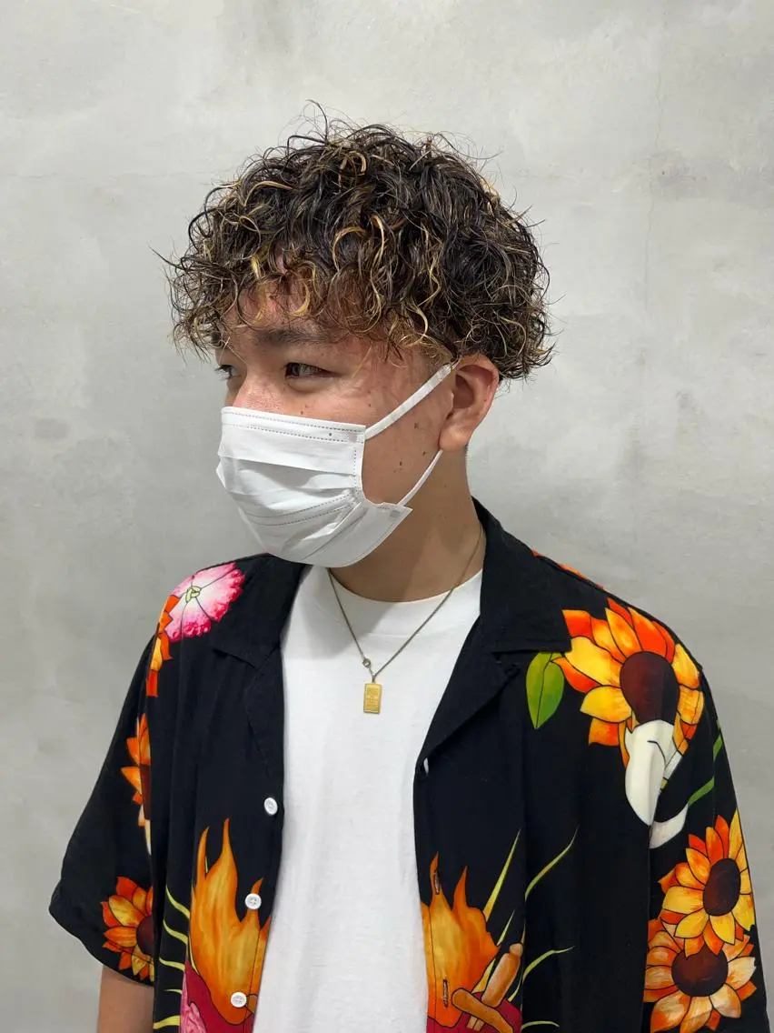 ショート パーマ メンズ メンズハイライト メンズパーマ ハイライト スパイラルパーマ 村山 豪歩のヘアスタイル