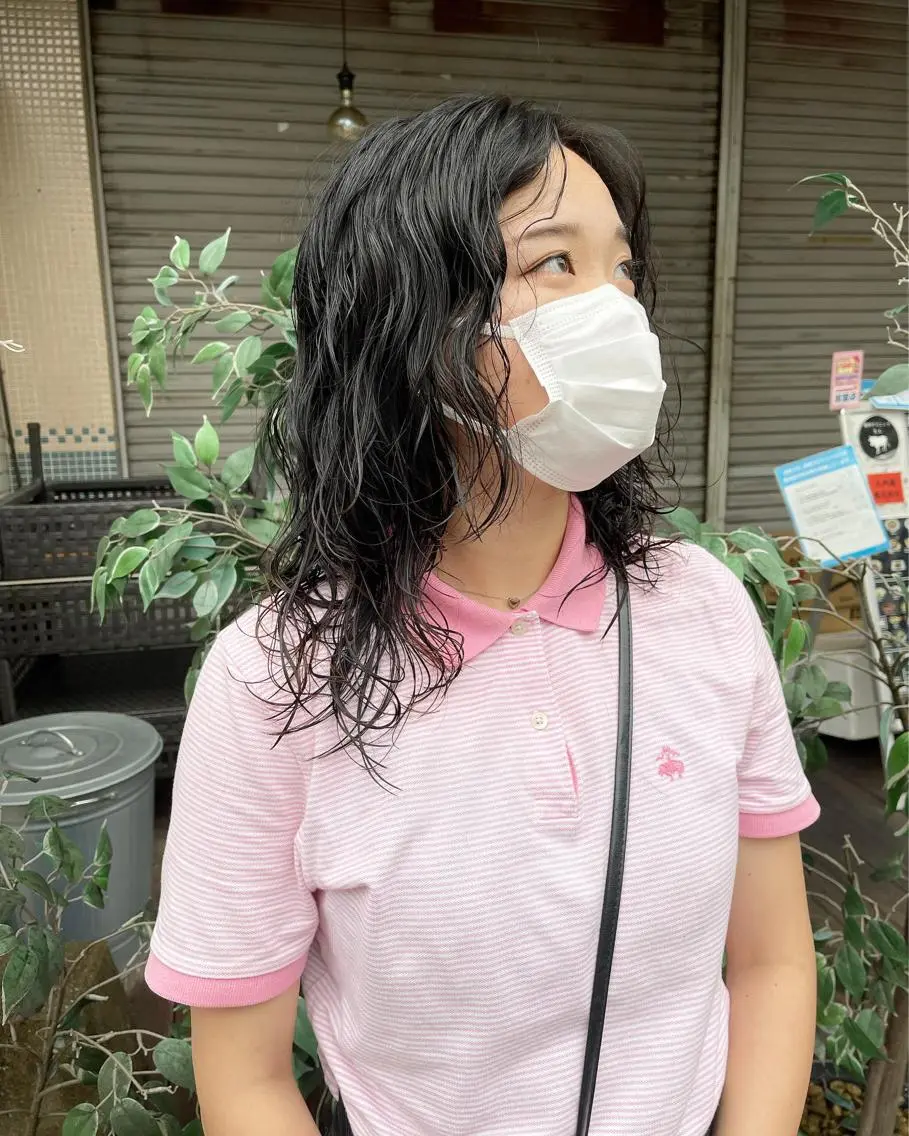 ロング パーマ 顔まわりレイヤー デザインカットのヘアスタイル