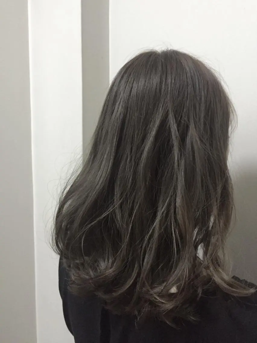ミディアム セミロング ロング カラー アッシュ アッシュグレー 若杉 諒のヘアスタイル