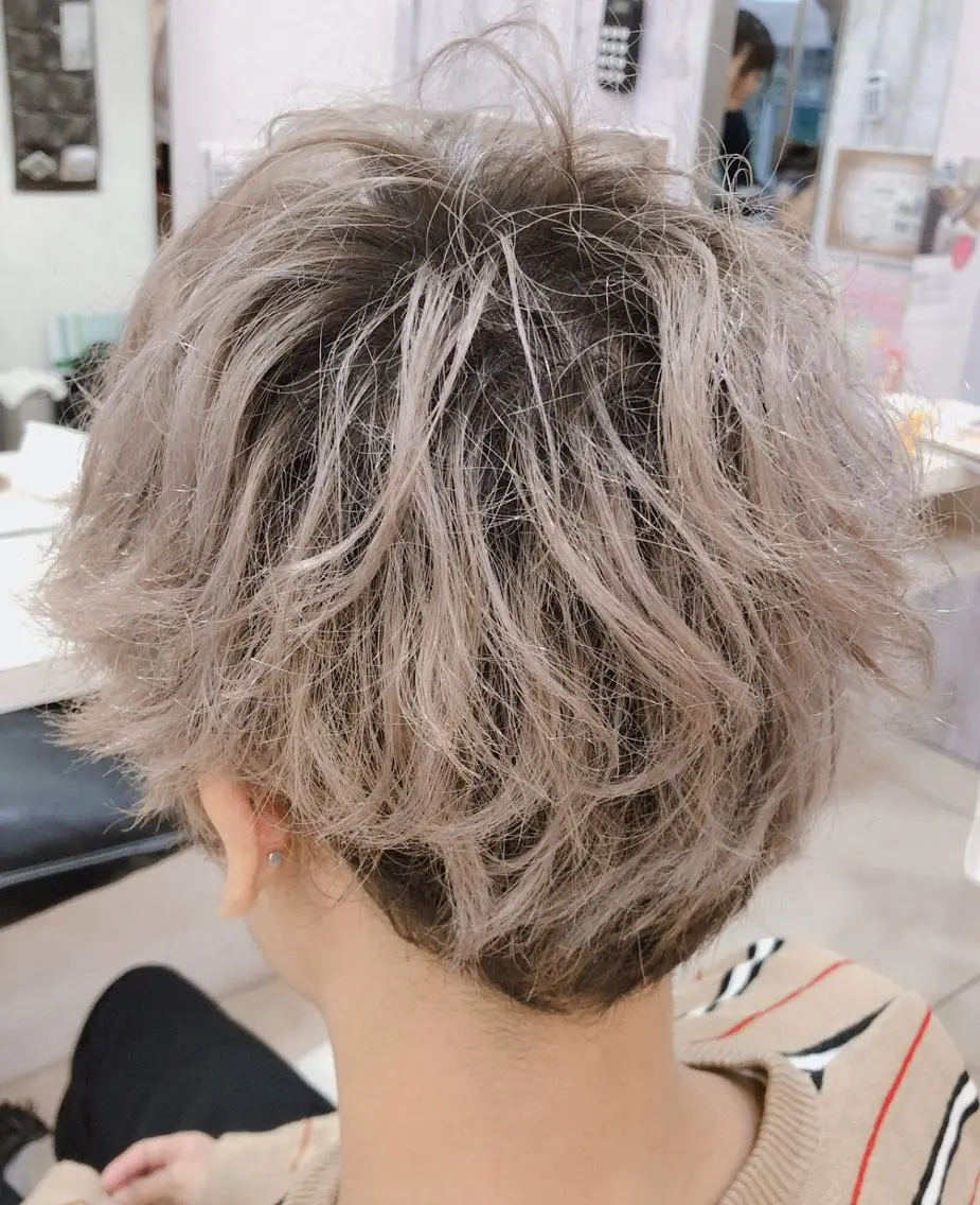 カラー メンズ ショート アッシュ アッシュグレー カラーサロン ビスカリアのヘアスタイル