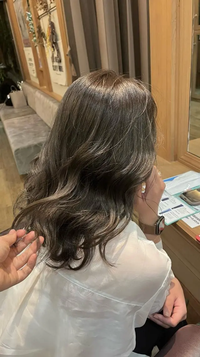 セミロング カラー 透明感カラー グレージュ 栗林 姫花のヘアスタイル