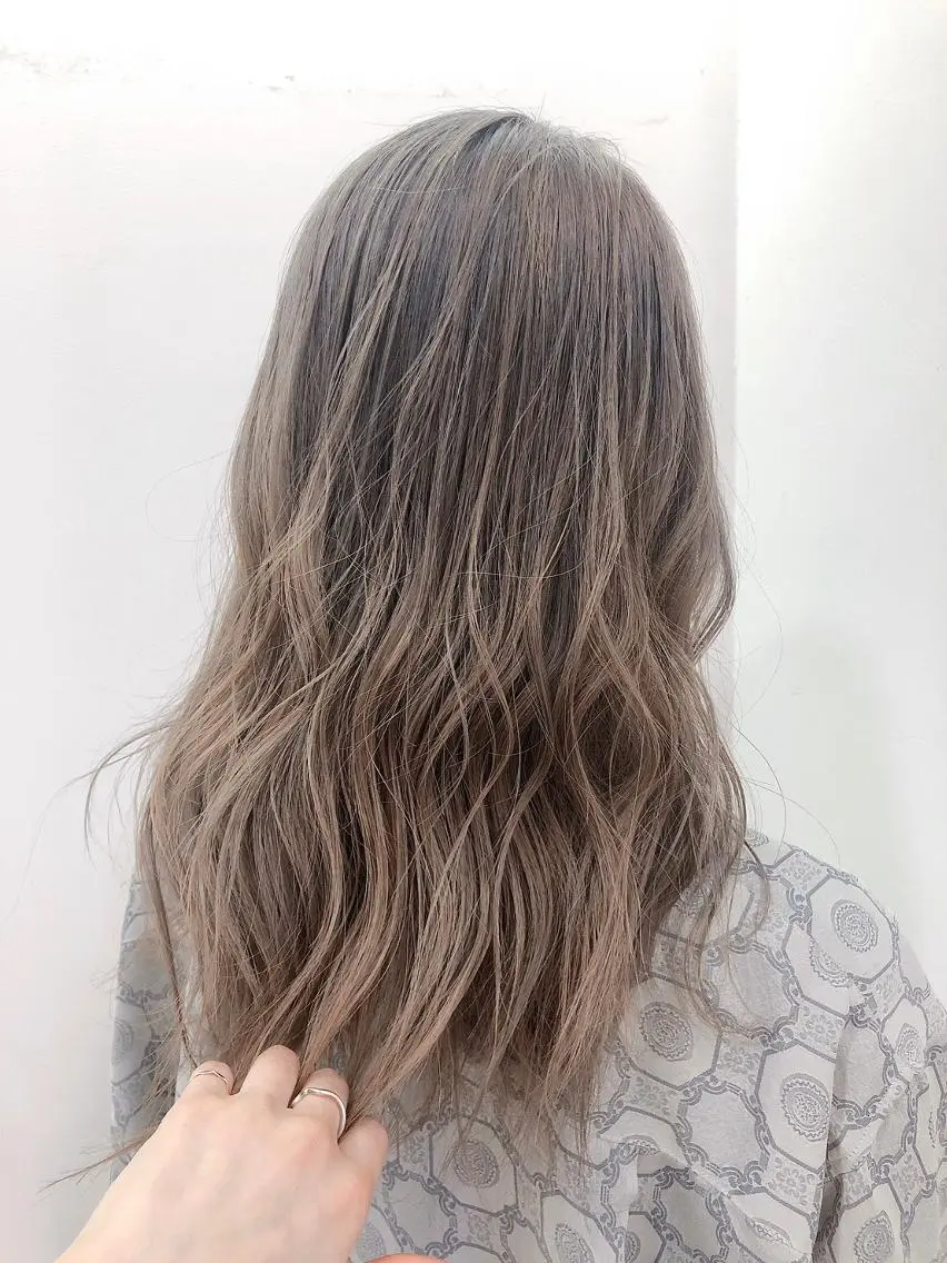 セミロング カラー バレイヤージュ レイヤーカット カラーサロン ビスカリアのヘアスタイル