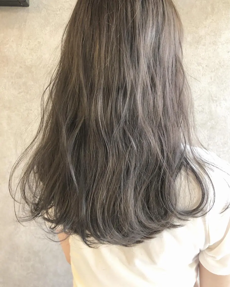 セミロング カラー 顔周りレイヤーカット ブリーチminamiのヘアスタイル