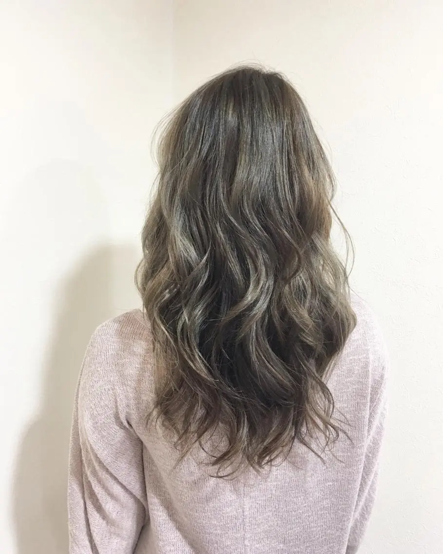 セミロング ハイライト ヤマグチ ヒカルのヘアスタイル