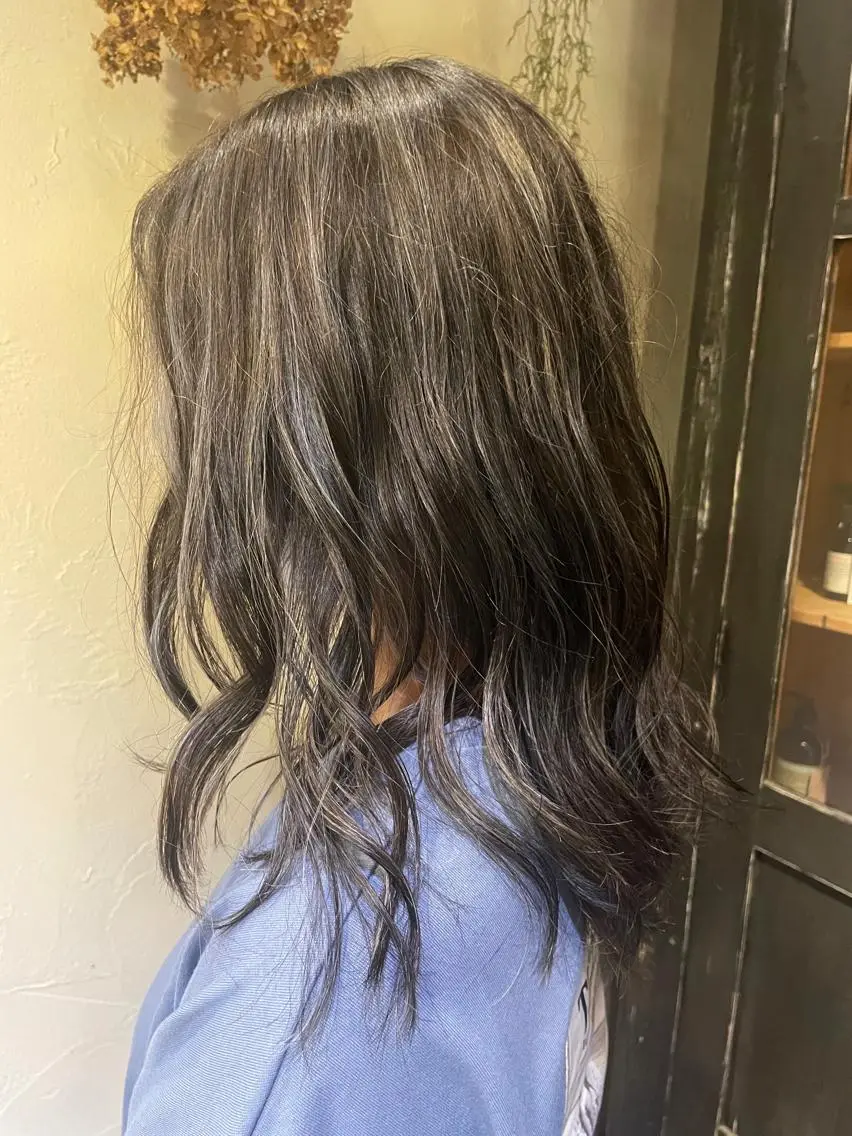 セミロング カラー ハイライトカラー ハイライト 豊崎 左知のヘアスタイル