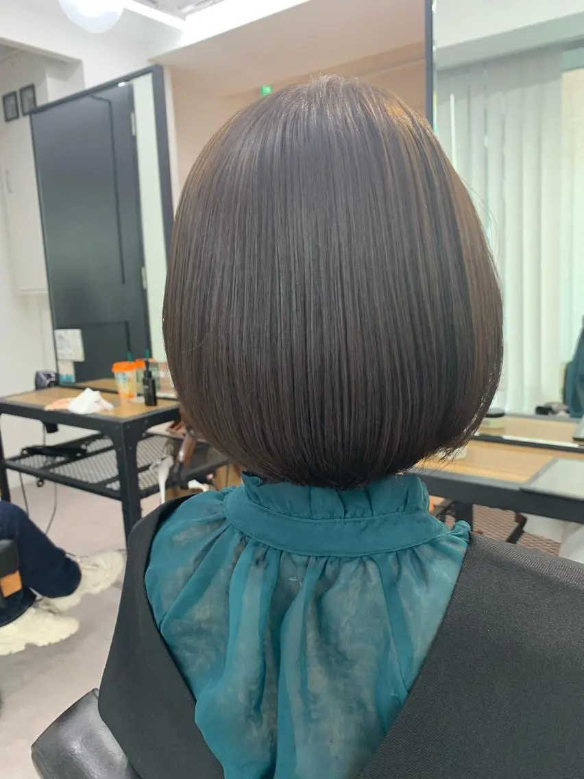 セミロング カラー パーマ ヘアアレンジ メンズ キッズ ネイル マツエク・マツパ アイブロウ カット ヘアカラー レイヤーカット／ 巻ける縮毛矯正のヘアスタイル