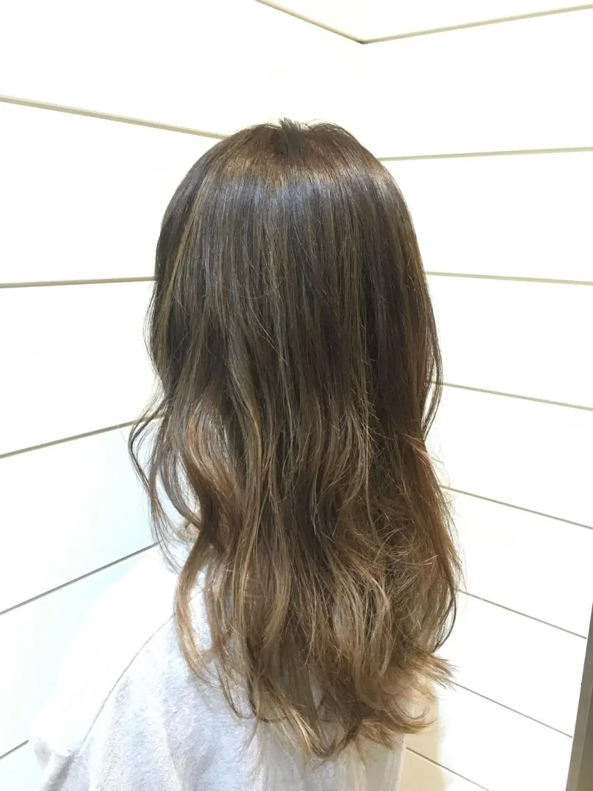 セミロング カラー グラデーションカラー グレージュ 鍵山 千秋のヘアスタイル
