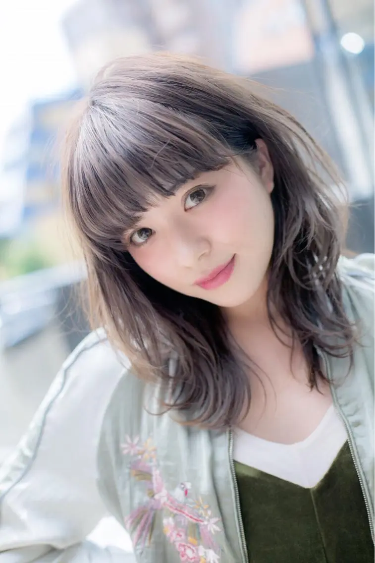 ミディアム カラー パーマ ミディアムレイヤー グレージュ レイヤーカット カット ヘアカラー トリートメント インナーエクステ渋谷 🦋KAJIのヘアスタイル
