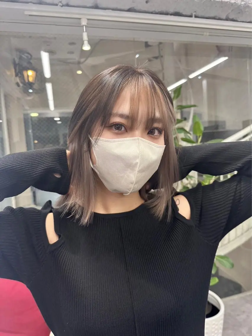 ミディアム ミストバング 瀧優華白髪ぼかし 大人レイヤー🩵のヘアスタイル