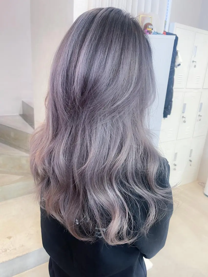 ロング カラー ブリーチ エドルカラー イルミナカラー シルバー ホワイトシルバー ヘアカラー BOX mico.のヘアスタイル