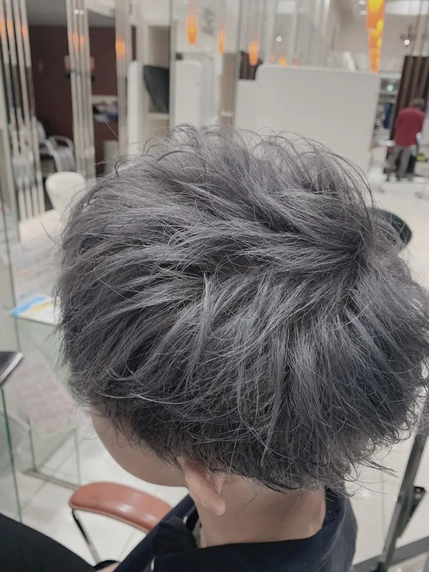 カラー メンズ グレージュ シルバー シルバーグレージュ 金井 郁弥のヘアスタイル