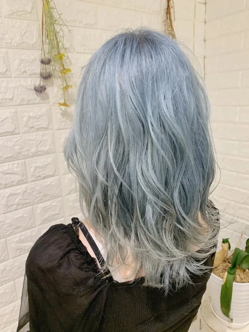 セミロング カラー ブリーチ ブルーカラー ハイトーンカラー 韓国風ヘア ヘアカラー トリートメント ハイトーン/ブリーチ 山崎　悠次のヘアスタイル