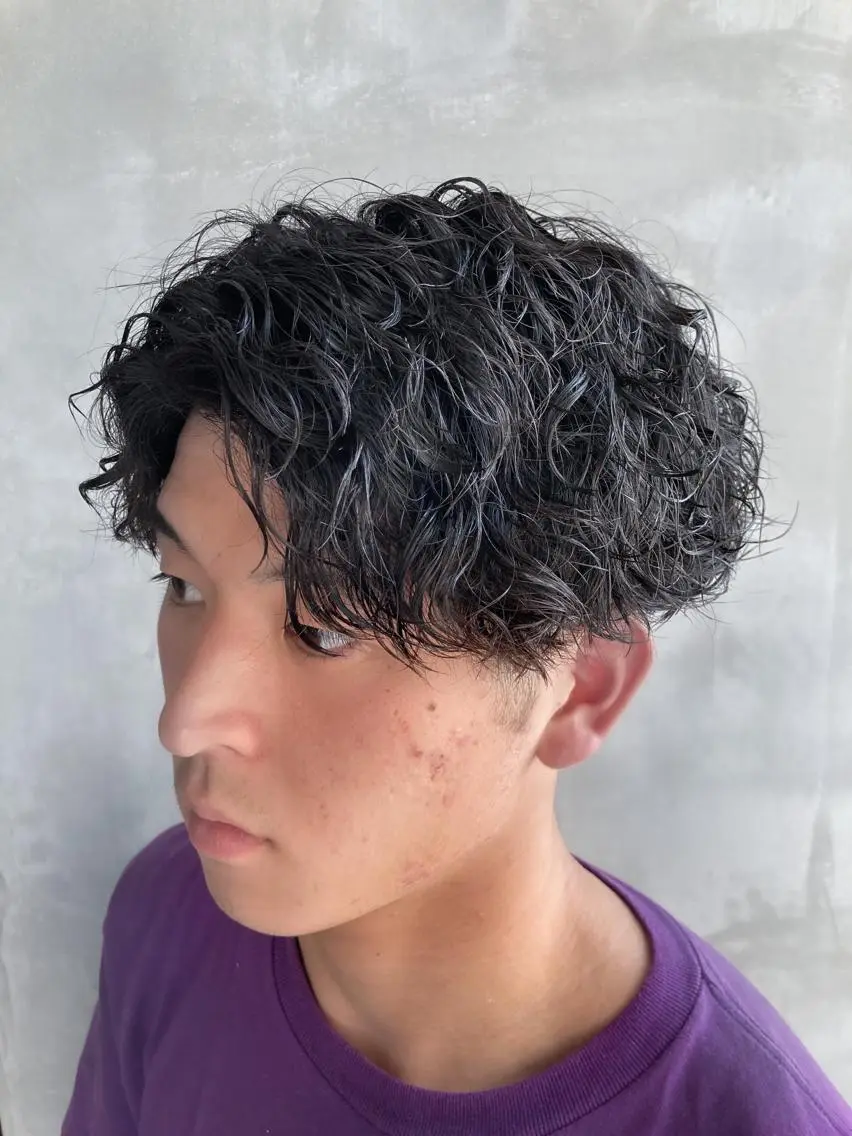 ショート パーマ メンズ センターパート 波巻きスパイラルパー マ/シャドウパーマ駿のヘアスタイル