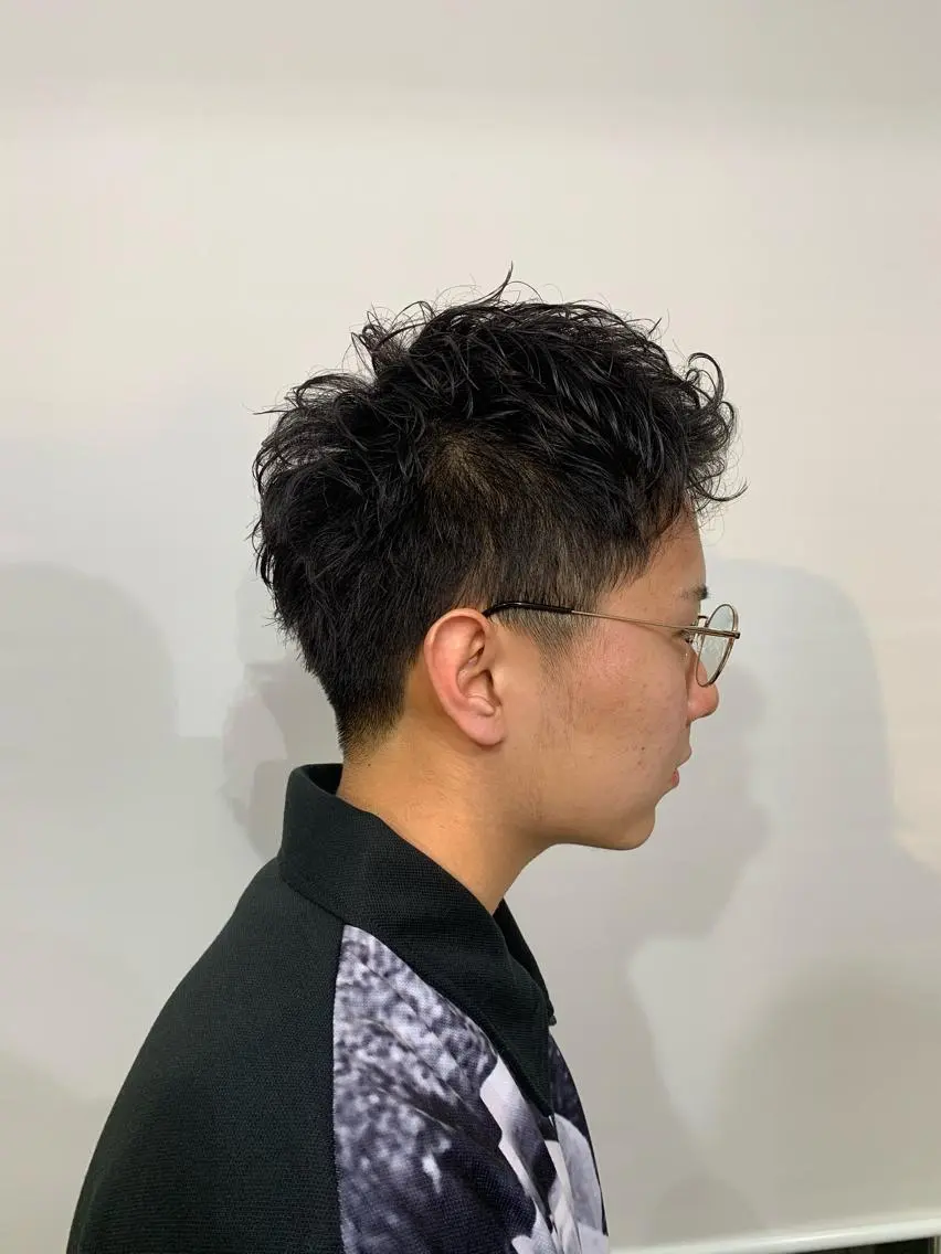 ショート パーマ メンズ メンズパーマ 刈り上げ ニュアンスパーマ 加藤 綾華のヘアスタイル