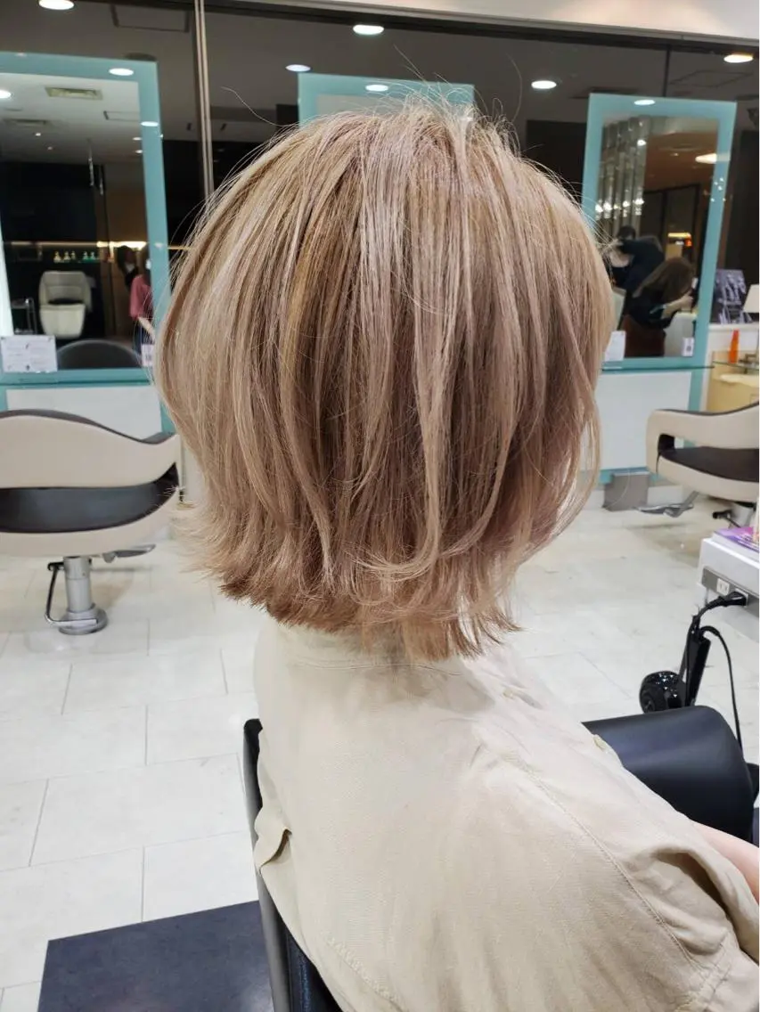 ショート カラー 透明感カラー ハイトーンカラー オリーブカラー 縮毛矯正 N°jemica 🫧REIKA🫧のヘアスタイル