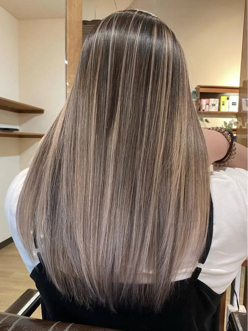 ロング カラー バレイヤージュ レイヤーカット 白髪ぼかし バレイヤージュ志鎌のヘアスタイル