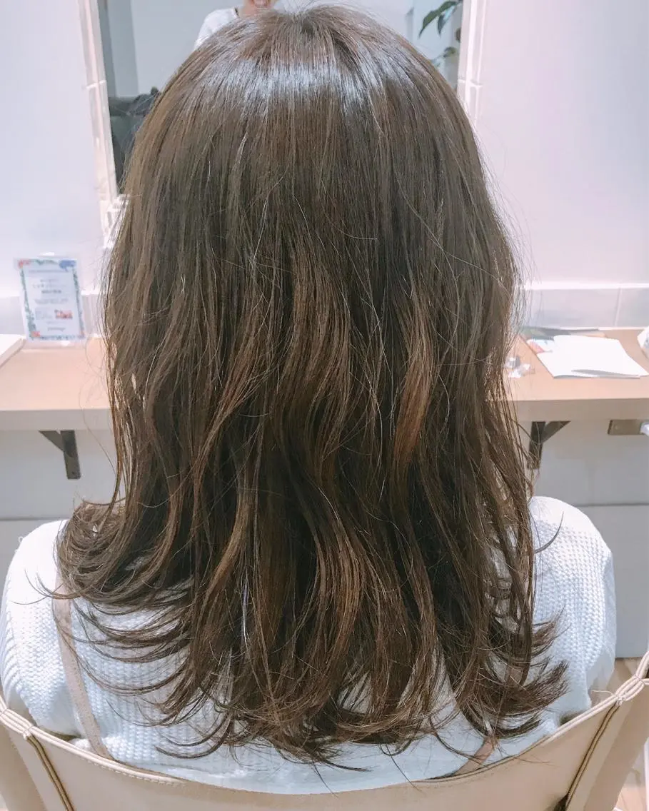 セミロング カラー アッシュ アッシュブラウン ブラウンカラー レイヤーカット ローレイヤー 稲荷 友美のヘアスタイル