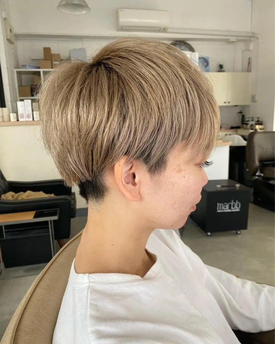 ショート カラー ブリーチ 林 梓のヘアスタイル