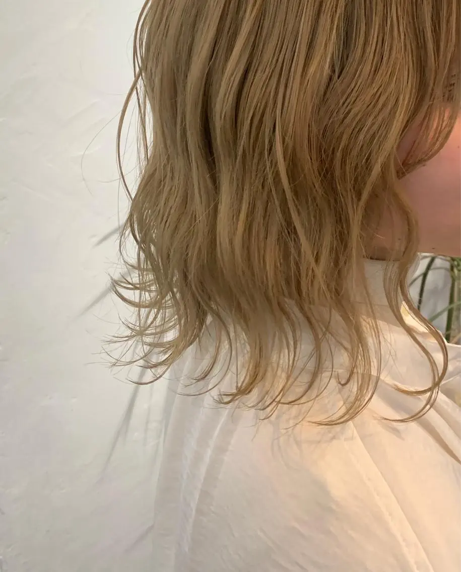 ミディアム カラー wakana/ 柔らかベージュカラーのヘアスタイル