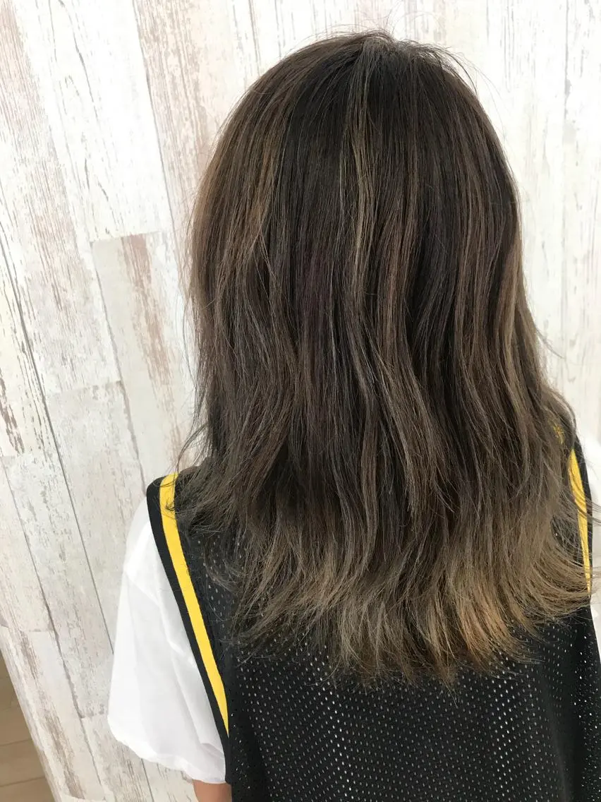 セミロング カラー 透明感カラー 外国人風カラー Oopsレイヤー 加藤澄都のヘアスタイル