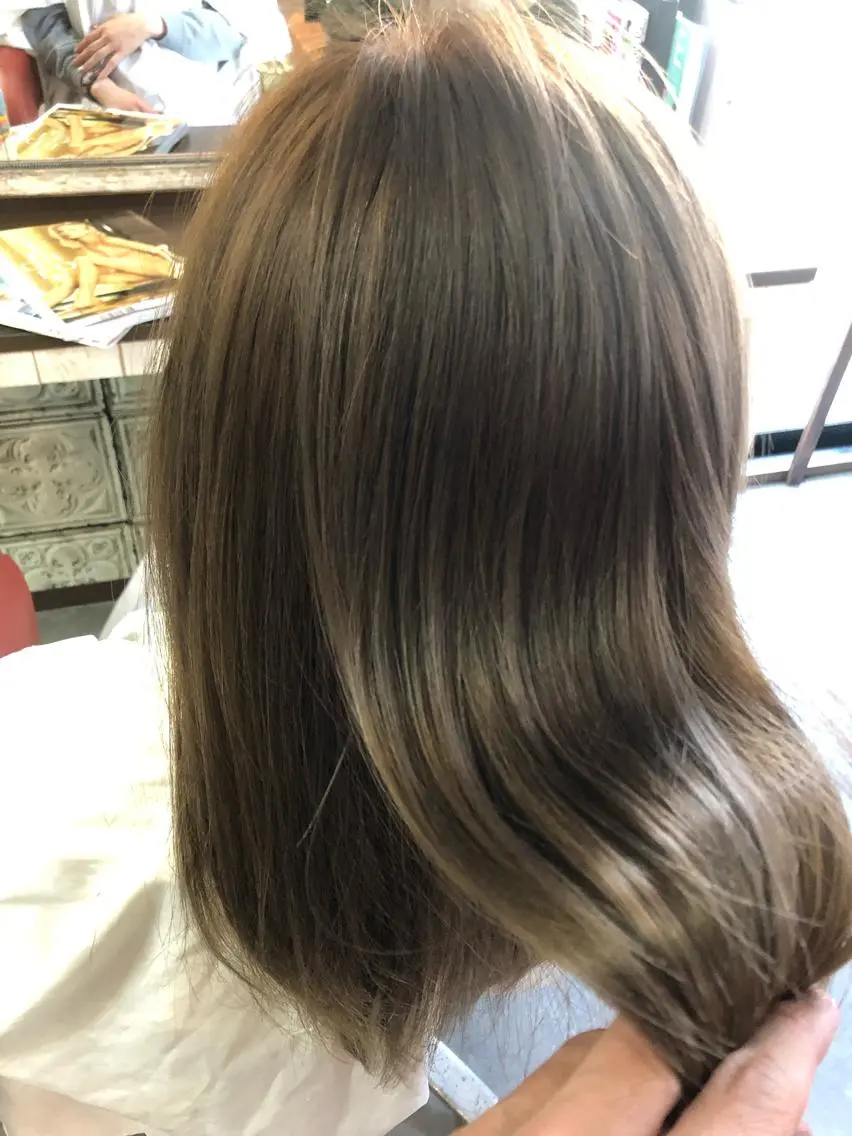 セミロング カット ヘアカラー トリートメント トレヴァー デルチザンのヘアスタイル