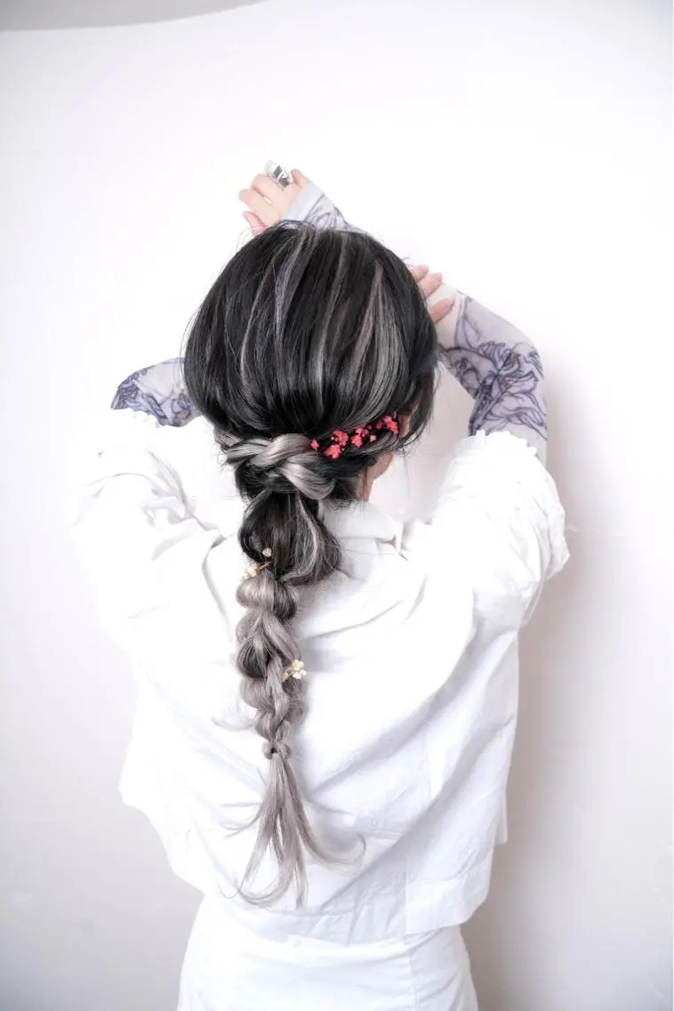 ロング カラー パーマ ヘアアレンジ アイブロウ ヘアセット 推し活専用 【派手髪】飯野ゆかりのヘアスタイル
