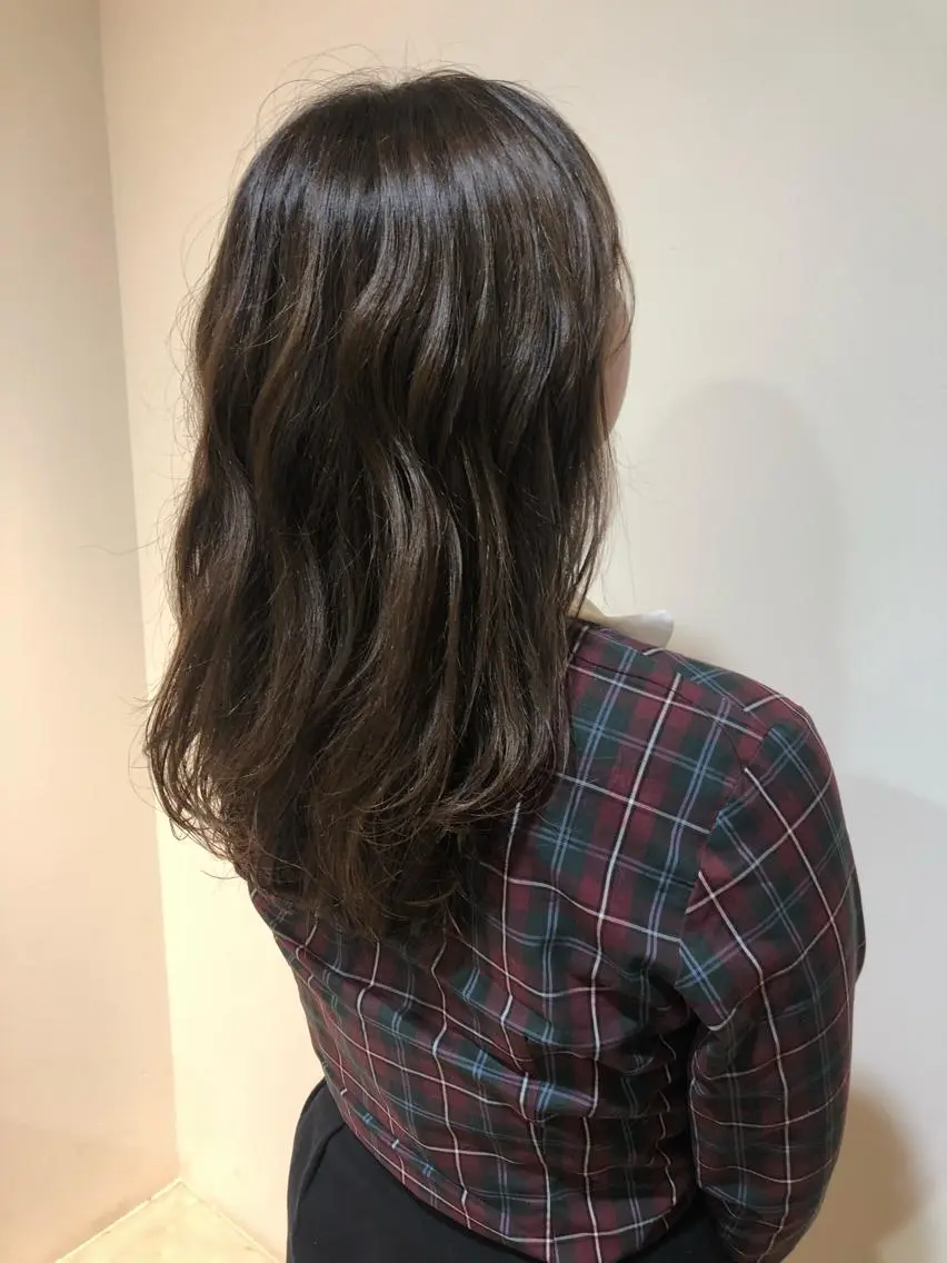 セミロング カラー MIOベージュカラー 柔らかいカラーのヘアスタイル
