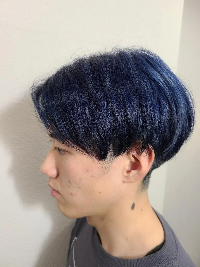 メンズ カラー メンズブリーチ 黒髪 ブリーチ ブルーカラー ブルーブラック 特殊パーマ 片山恭兵のヘアスタイル
