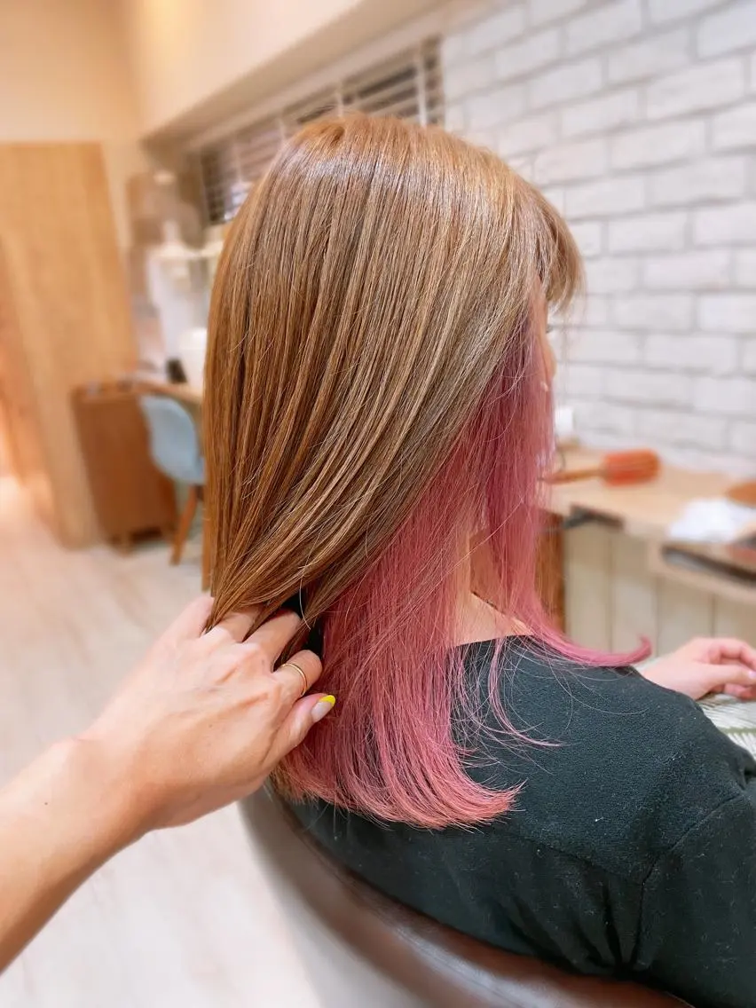 セミロング カラー インナーカラー ピンクカラー 清水 有実子のヘアスタイル