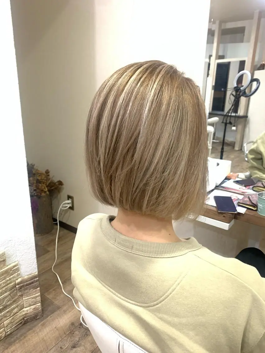 ショート ハイライト レディース専用🌷咲 の垢抜けブリーチ部屋のヘアスタイル