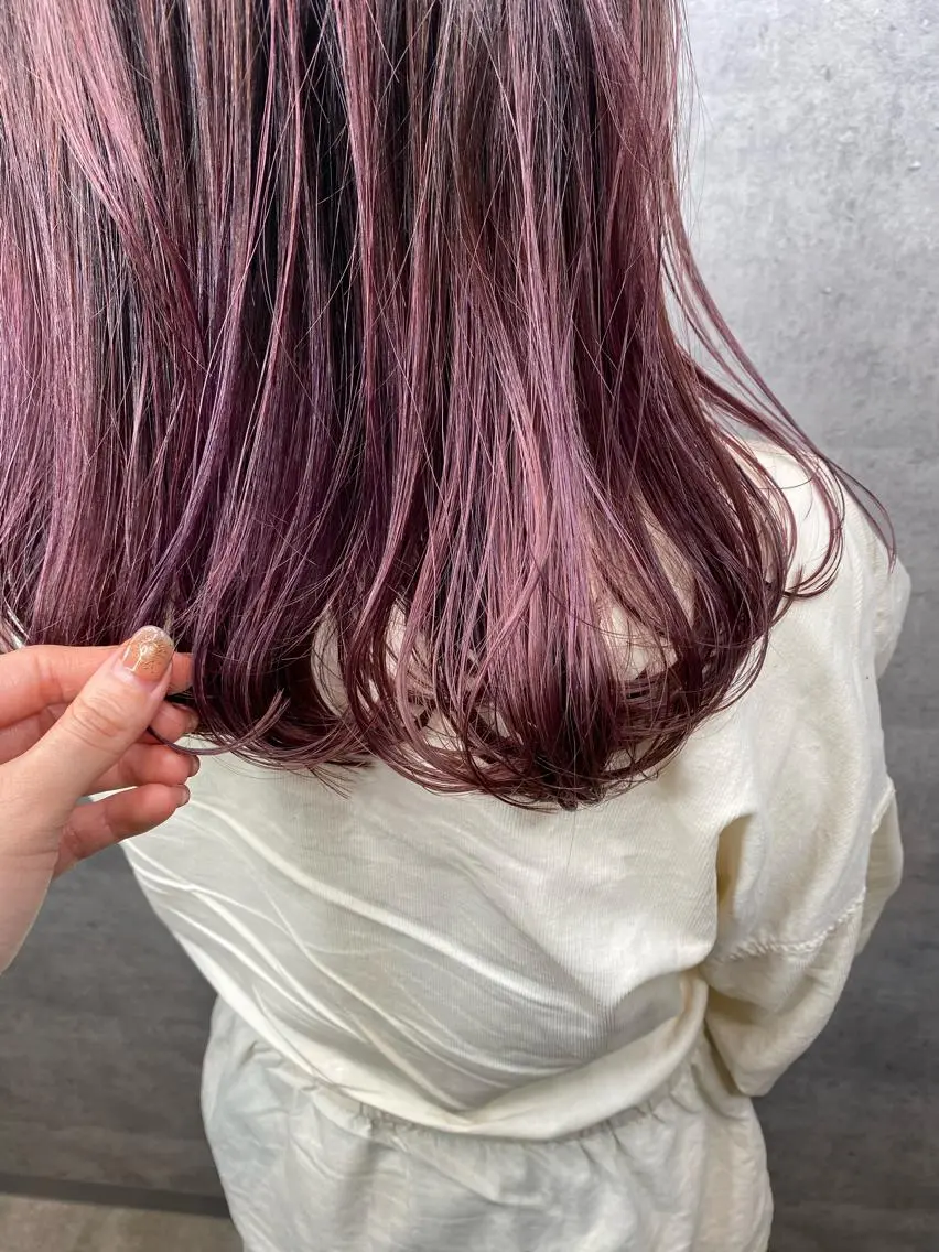 ロング カラー ヘアアレンジ ベージュカラー ブリーチ ダブルカラー ミルクティーベージュ ヨシンモリ hiiko顔まわり カットのヘアスタイル