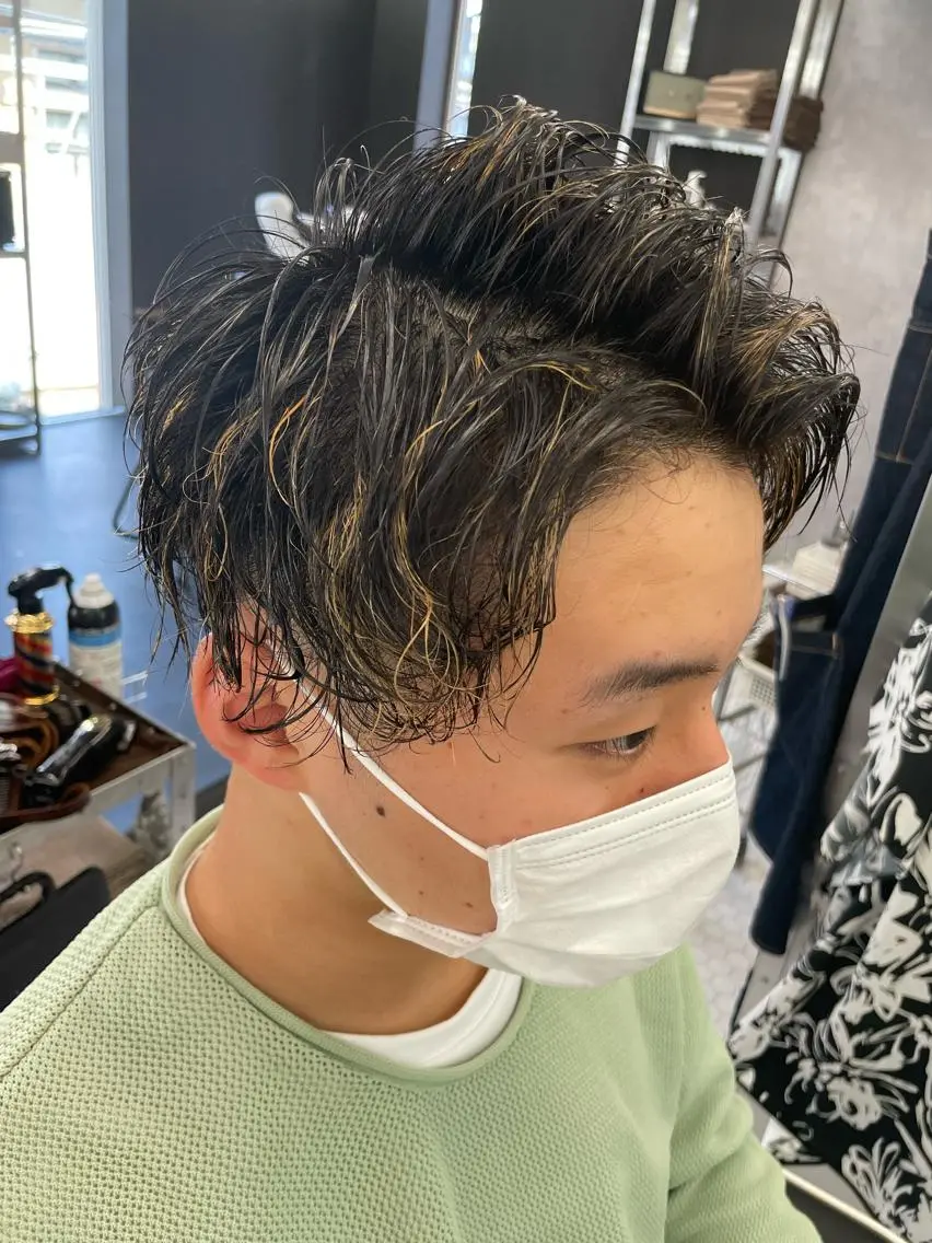 ミディアム カラー パーマ メンズ ミディアムパーマ メンズバレイヤージュ メンズブリーチ ビジネス センターパート メンズ専門美容室 /久徳大輝のヘアスタイル