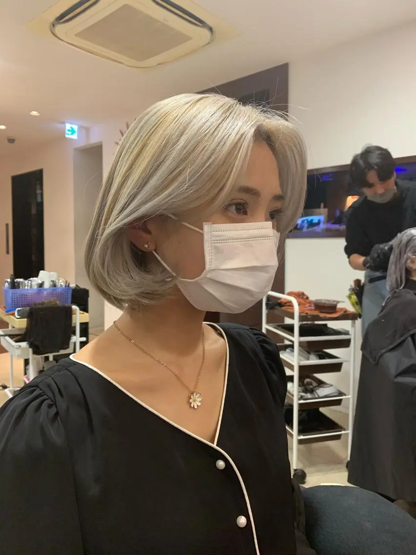 ミディアム カラー シルバー ホワイトシルバー タンバルモリ カットが上手い 💇‍♂🌸サク🌸のヘアスタイル