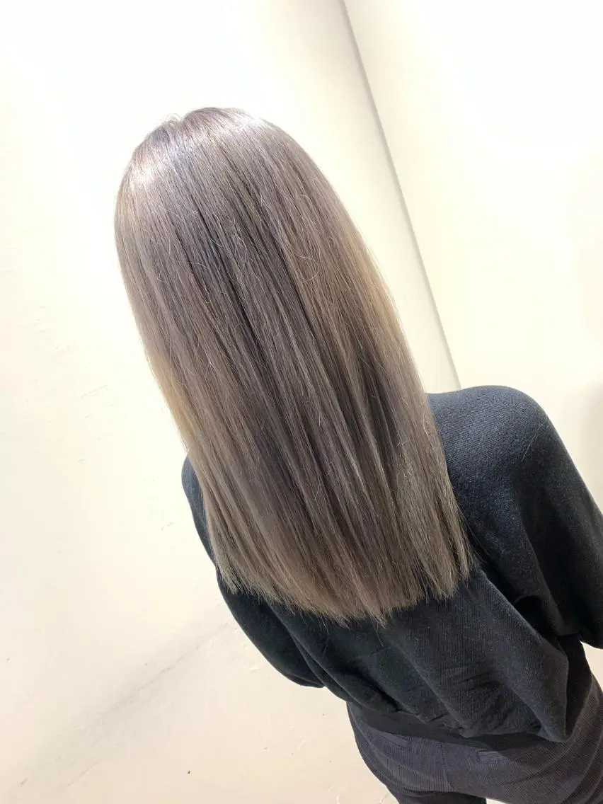 セミロング アッシュ ヘアカラー トリートメント ハイトーン得意😍 Lumiereのヘアスタイル